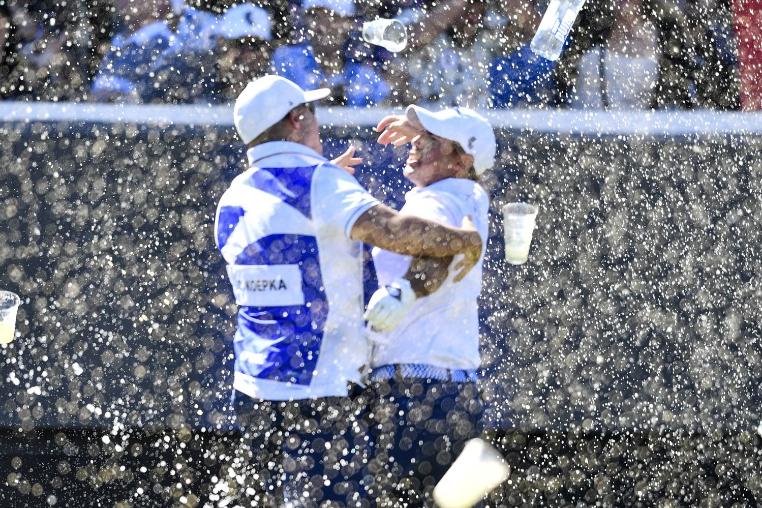 Chaae Koepka a jeho caddie chvíli po hole-in-one (Foto: Getty Images)