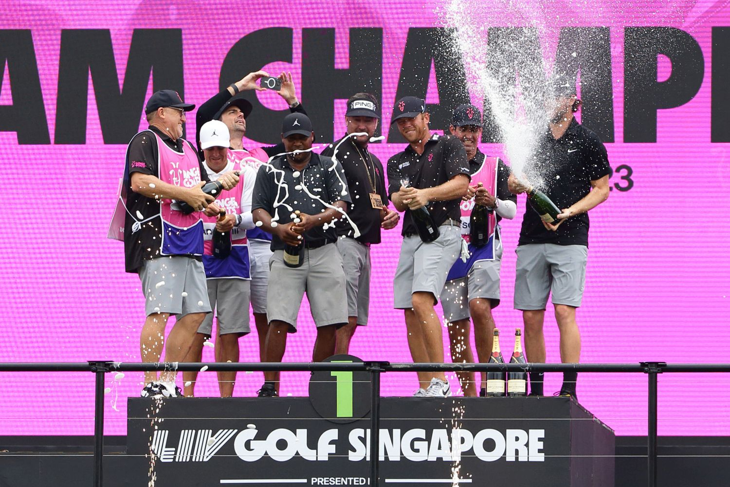 Vítězný Talor Gooch a tým RangeGoats GC (Foto: GettyImages)