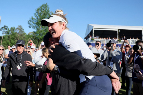 Nelly Korda v objetí svého otce Petra (Foto: Getty Images)